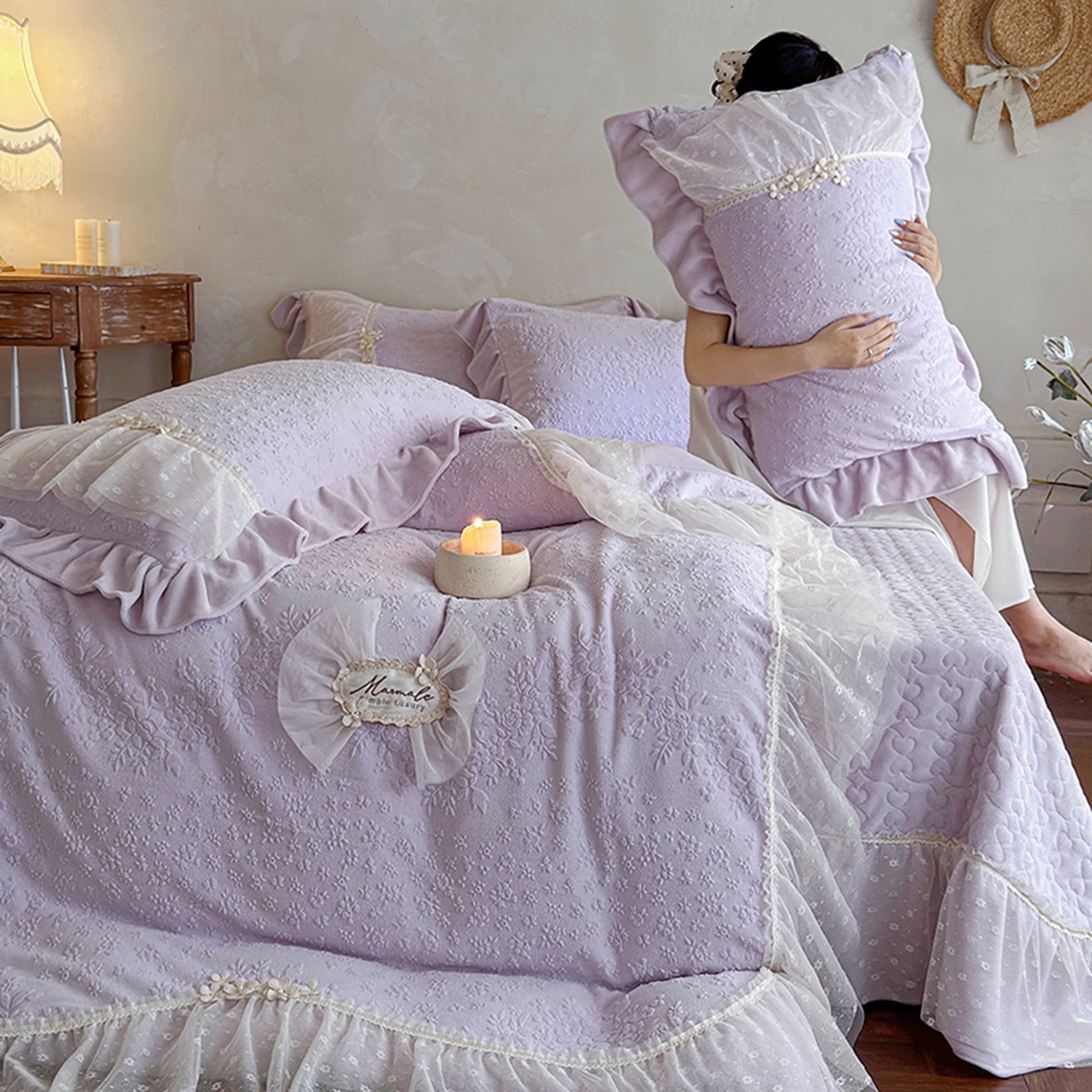 91家纺网 家纺一手货源 找家纺 乐朵家居 2025新款恋恋花房 牛奶绒 夹棉床盖四件套（主推请询价）紫