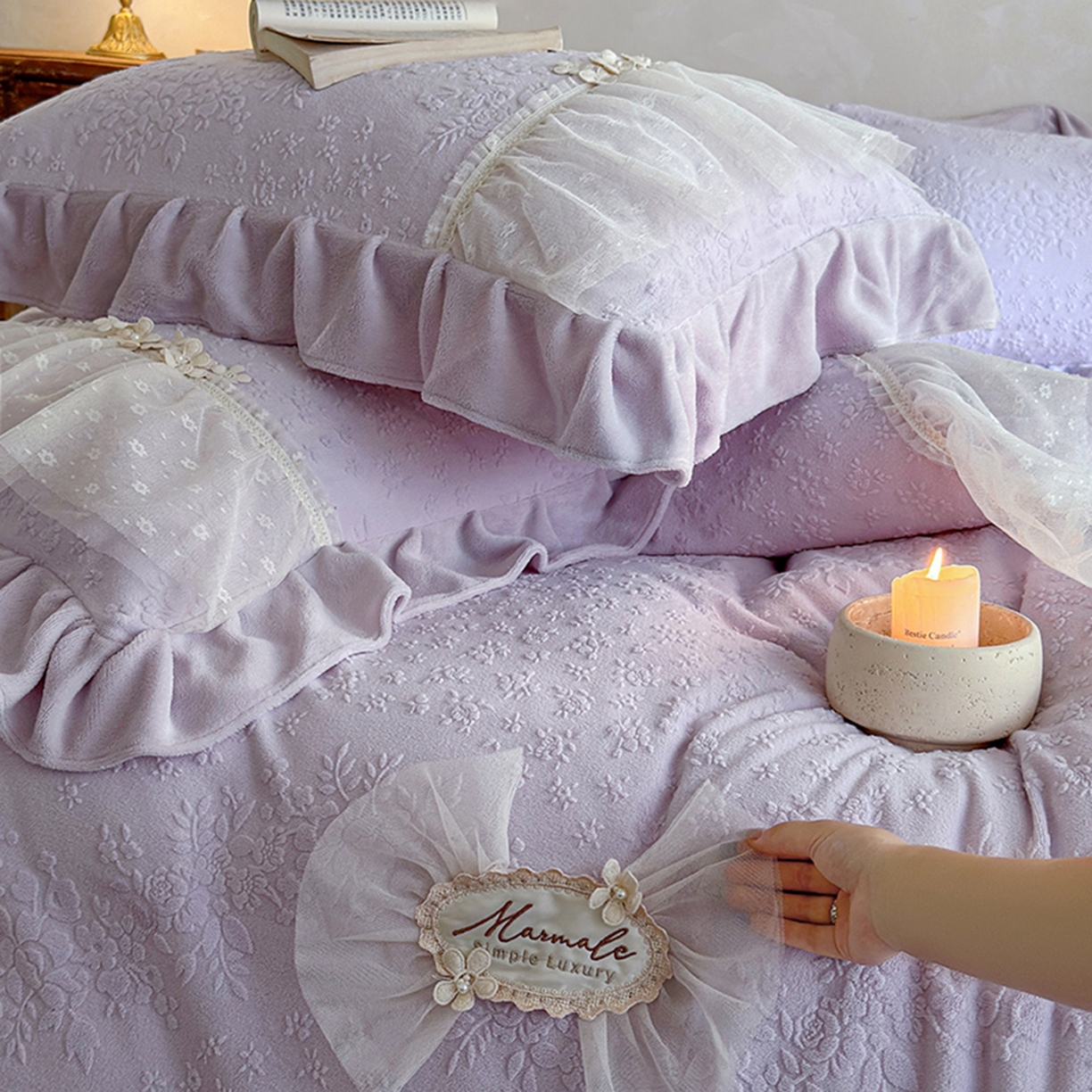 91家纺网 家纺一手货源 找家纺 乐朵家居 2025新款恋恋花房 牛奶绒 夹棉床盖四件套（主推请询价）紫