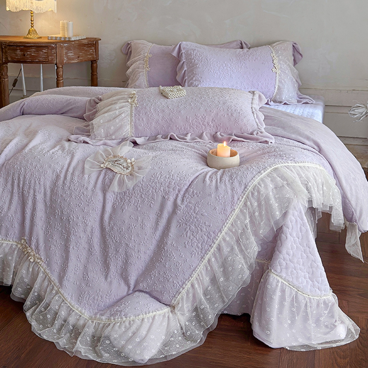 91家纺网 家纺一手货源 找家纺 乐朵家居 2025新款恋恋花房 牛奶绒 夹棉床盖四件套（主推请询价）紫