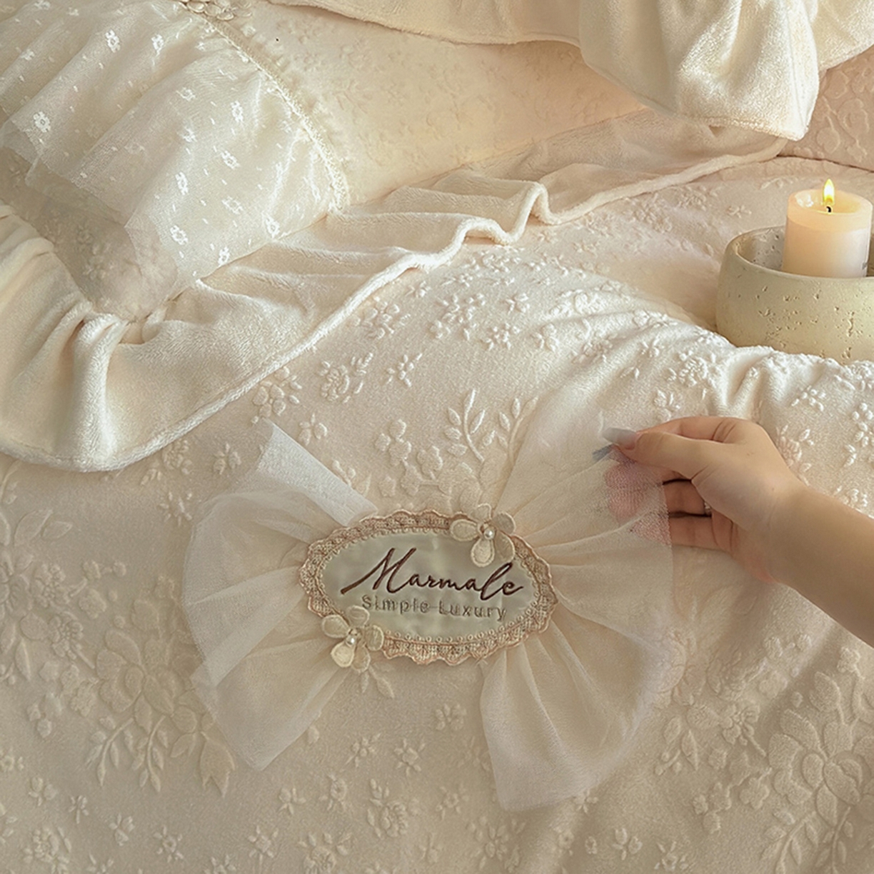 91家纺网 家纺一手货源 找家纺 乐朵家居 2025新款恋恋花房 牛奶绒 夹棉床盖四件套（主推请询价）奶白