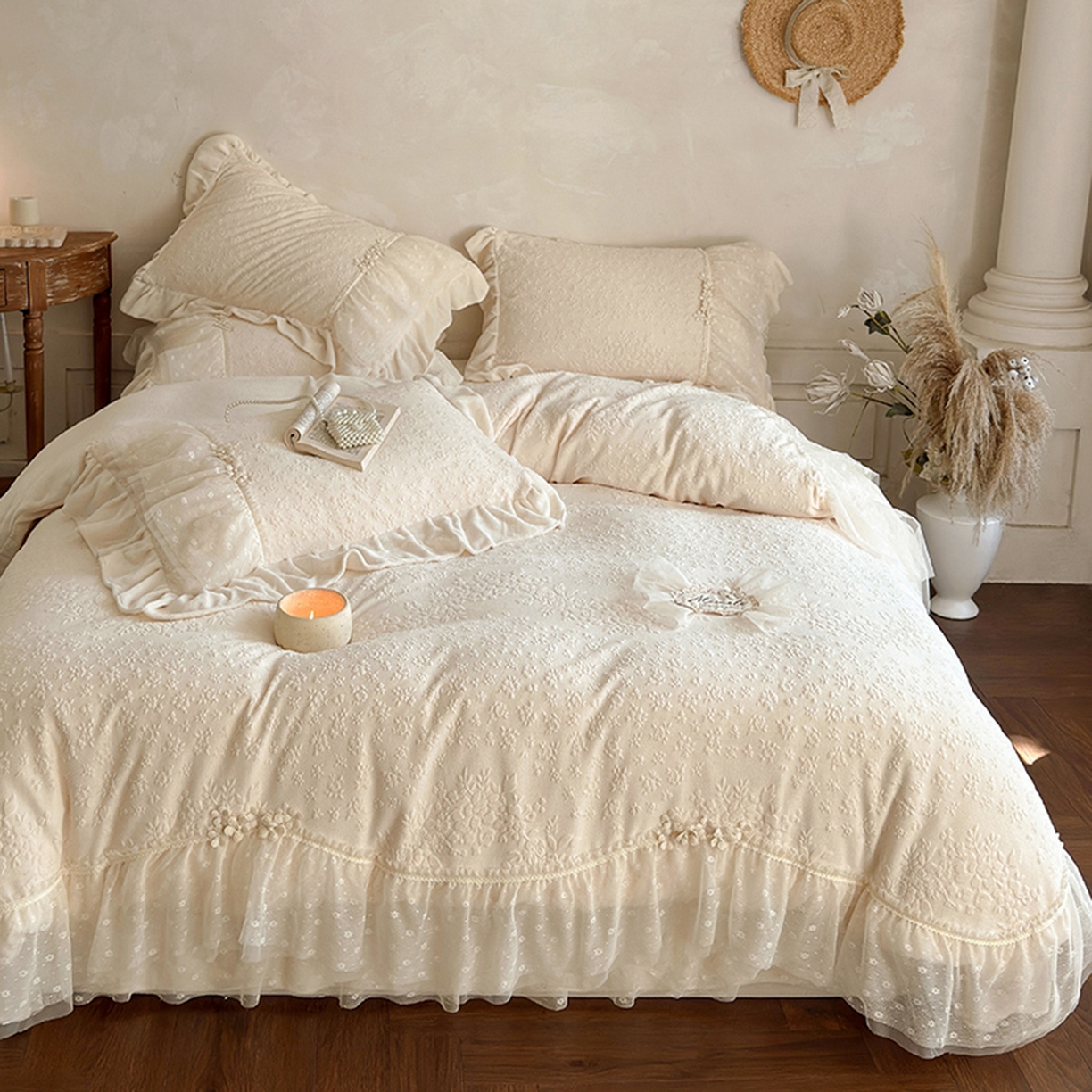 91家纺网 家纺一手货源 找家纺 乐朵家居 2025新款恋恋花房 牛奶绒 夹棉床盖四件套（主推请询价）奶白