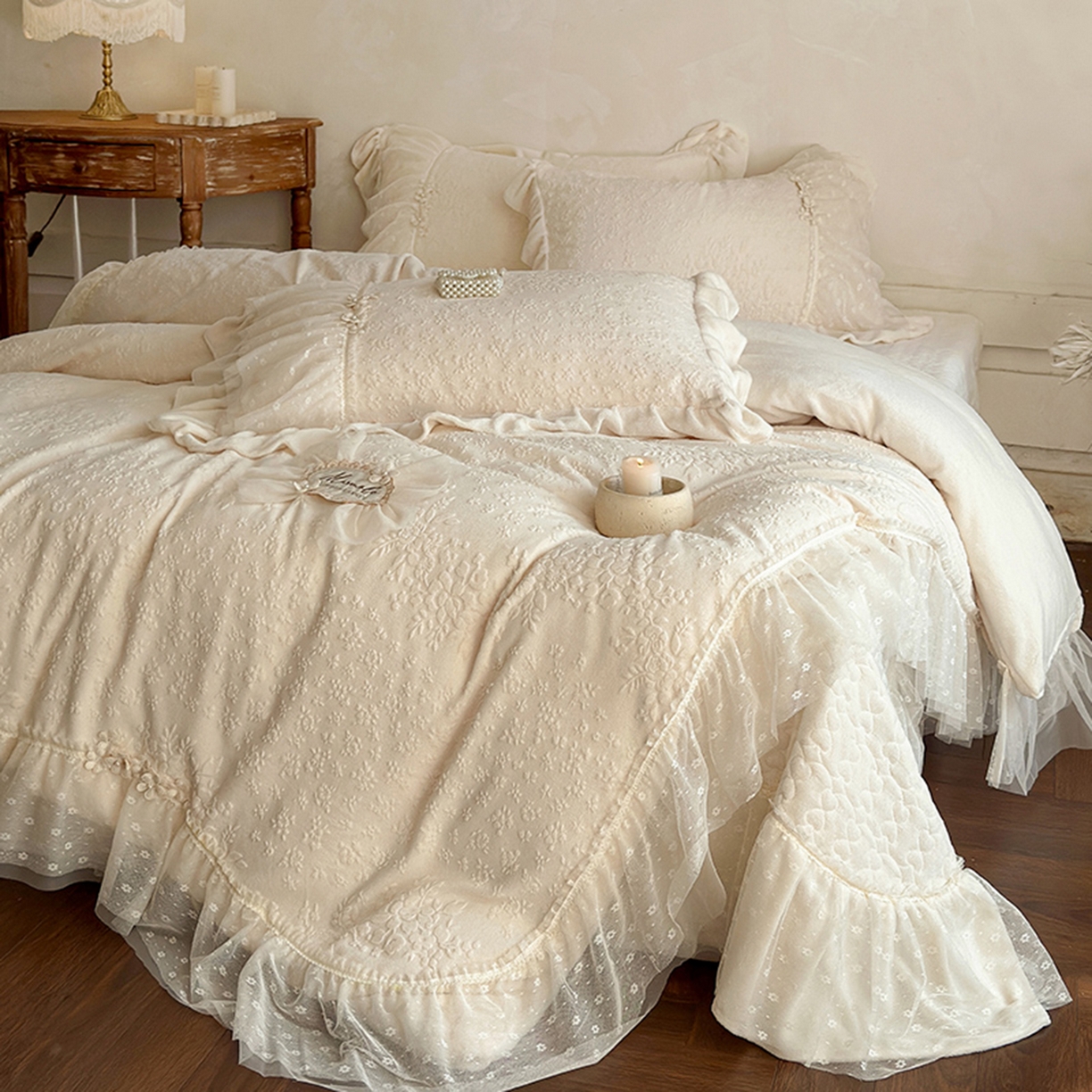 91家纺网 家纺一手货源 找家纺 乐朵家居 2025新款恋恋花房 牛奶绒 夹棉床盖四件套（主推请询价）奶白