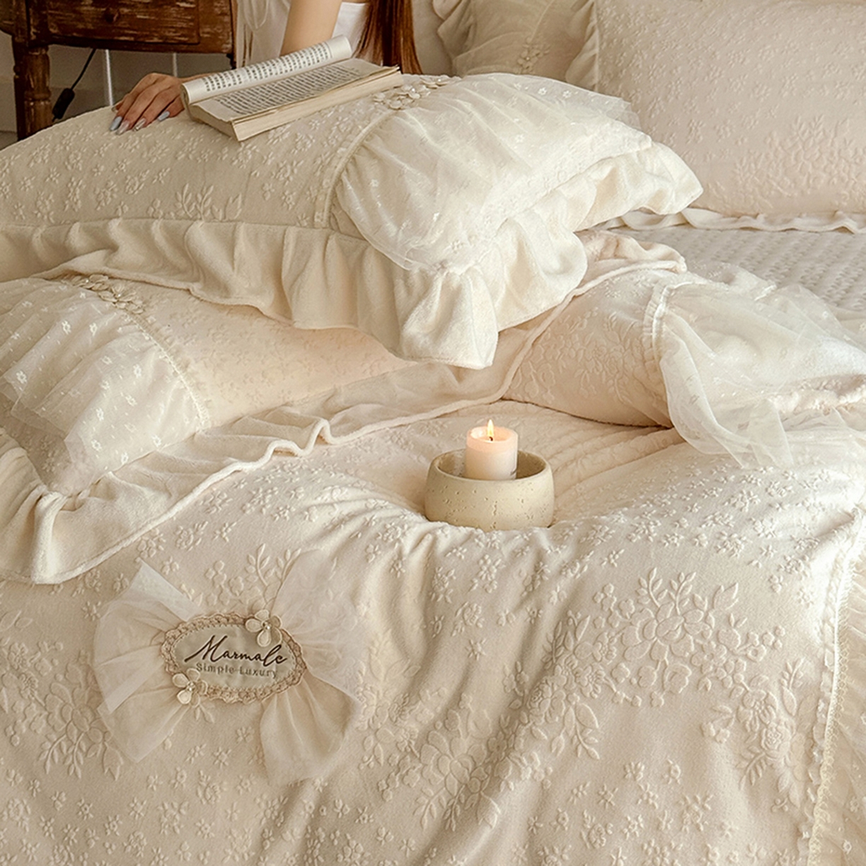 91家纺网 家纺一手货源 找家纺 乐朵家居 2025新款恋恋花房 牛奶绒 夹棉床盖四件套（主推请询价）奶白