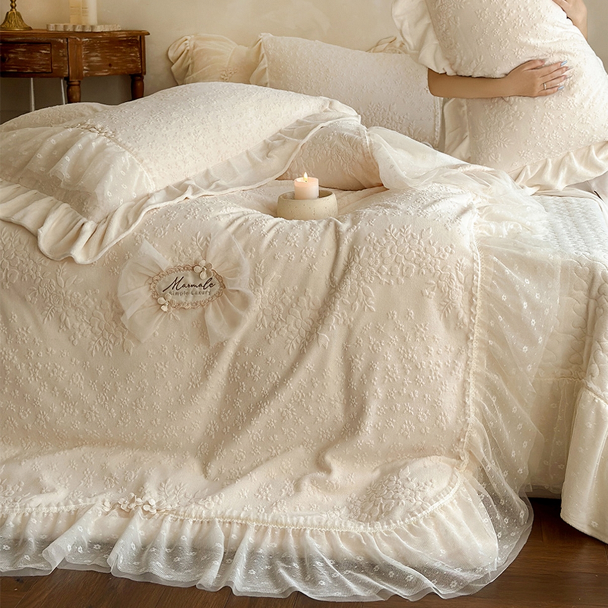 91家纺网 家纺一手货源 找家纺 乐朵家居 2025新款恋恋花房 牛奶绒 夹棉床盖四件套（主推请询价）奶白