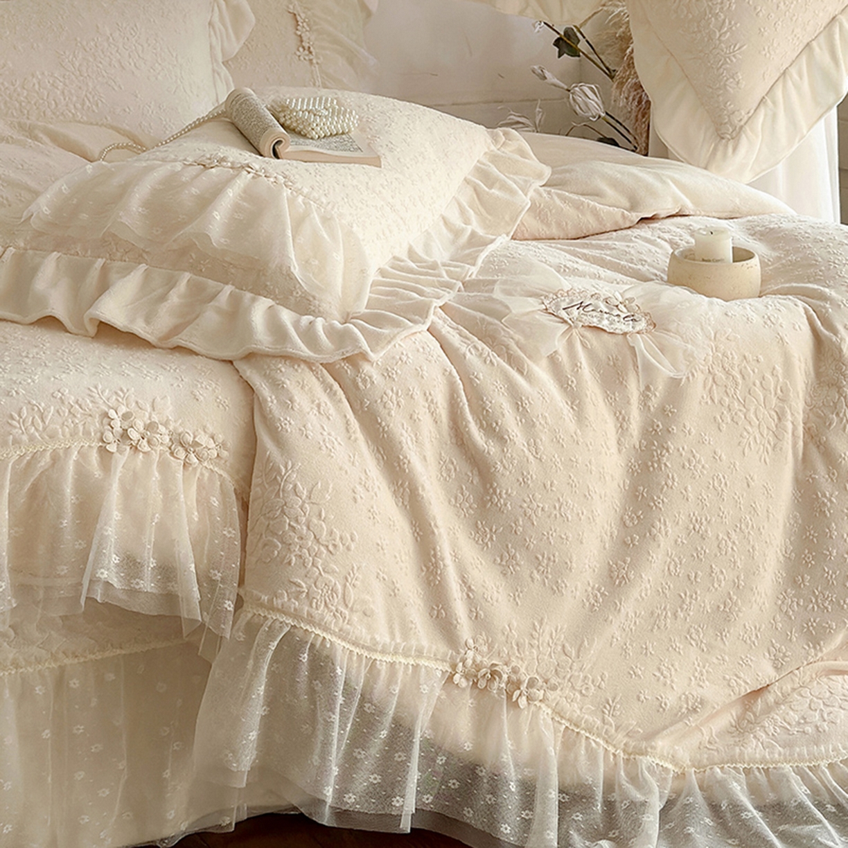 91家纺网 家纺一手货源 找家纺 乐朵家居 2025新款恋恋花房 牛奶绒 夹棉床盖四件套（主推请询价）奶白