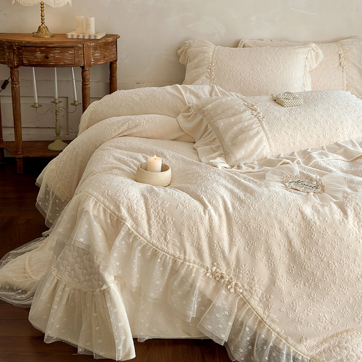 91家纺网 家纺一手货源 找家纺 乐朵家居 2025新款恋恋花房 牛奶绒 夹棉床盖四件套（主推请询价）奶白