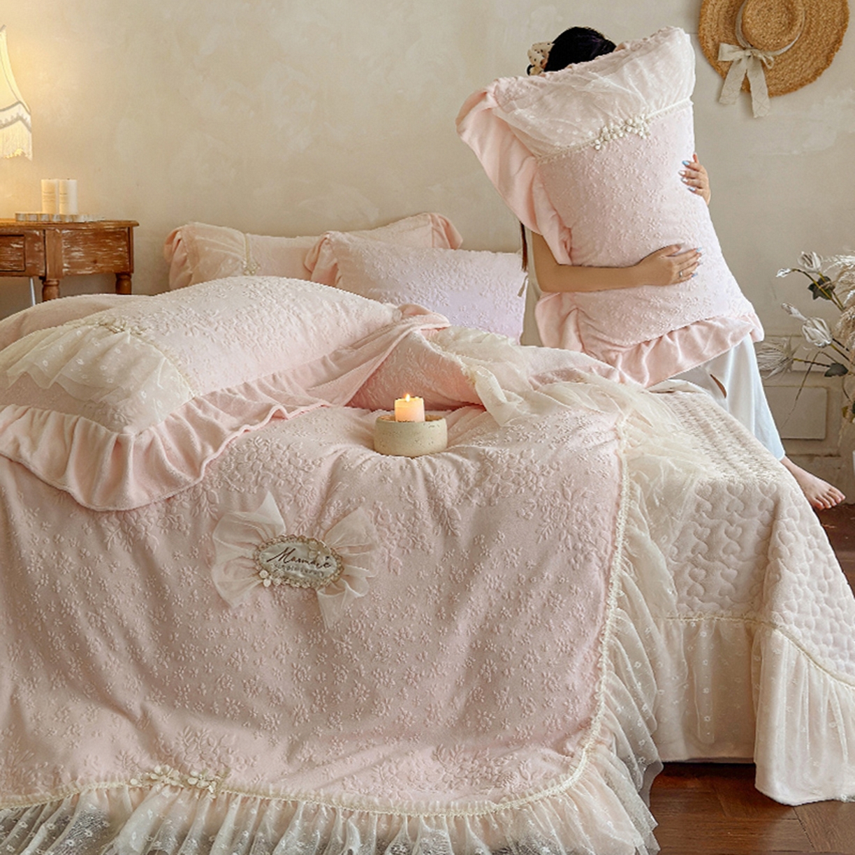 91家纺网 家纺一手货源 找家纺 乐朵家居 2025新款恋恋花房 牛奶绒 夹棉床盖四件套（主推请询价）粉玉