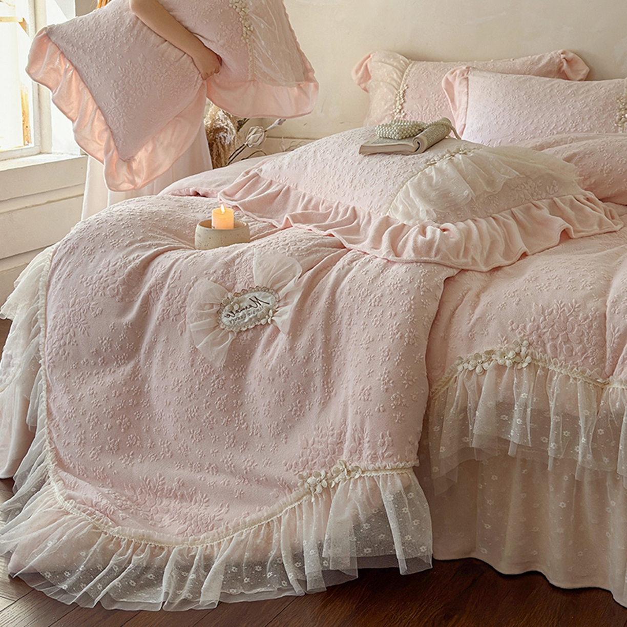 91家纺网 家纺一手货源 找家纺 乐朵家居 2025新款恋恋花房 牛奶绒 夹棉床盖四件套（主推请询价）粉玉