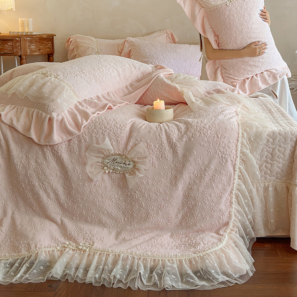 91家纺网 家纺一手货源 找家纺 乐朵家居 2025新款恋恋花房 牛奶绒 夹棉床盖四件套（主推请询价）粉玉