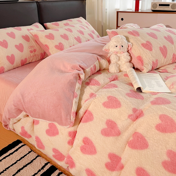 91家纺网 家纺一手货源 找家纺 金梦拉 2025直播爆款A类加厚兔绒印花系列四件套爱心粉