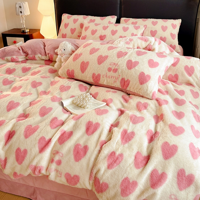 91家纺网 家纺一手货源 找家纺 金梦拉 2025直播爆款A类加厚兔绒印花系列四件套爱心粉