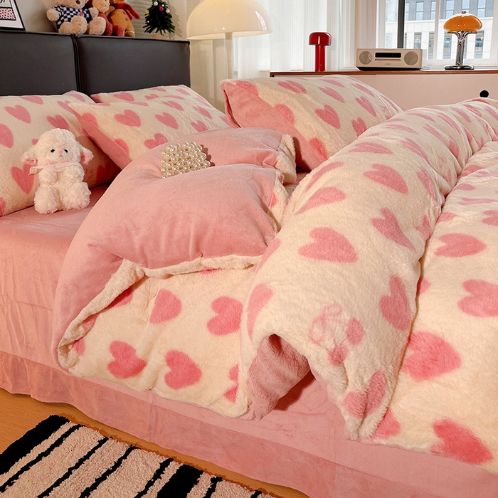 91家纺网 家纺一手货源 找家纺 金梦拉 2025直播爆款A类加厚兔绒印花系列四件套爱心粉