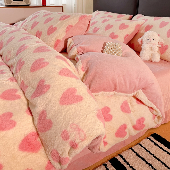 91家纺网 家纺一手货源 找家纺 金梦拉 2025直播爆款A类加厚兔绒印花系列四件套爱心粉