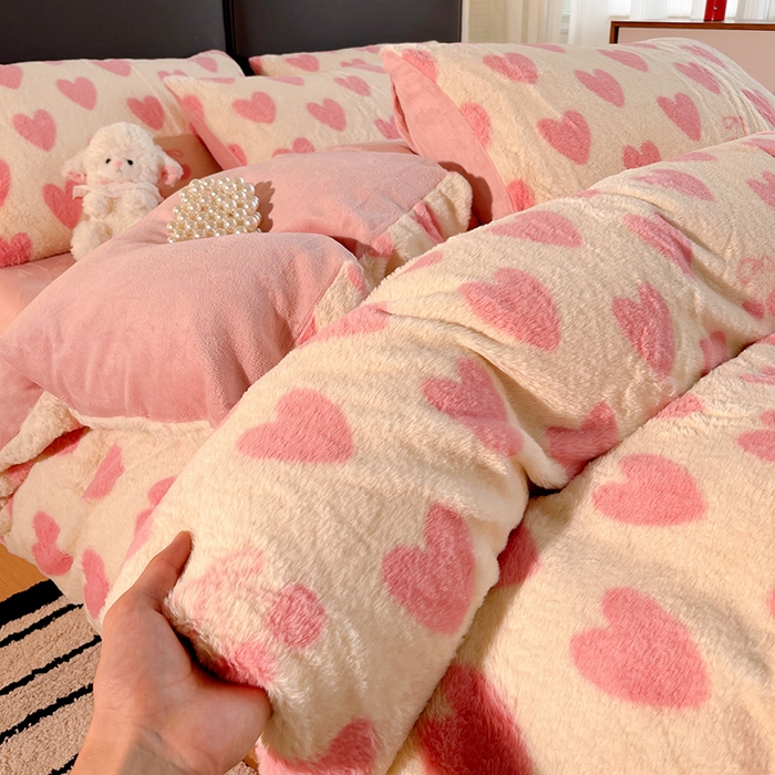 91家纺网 家纺一手货源 找家纺 金梦拉 2025直播爆款A类加厚兔绒印花系列四件套爱心粉