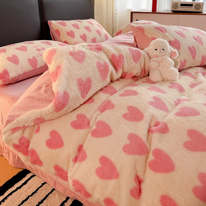 91家纺网 家纺一手货源 找家纺 金梦拉 2025直播爆款A类加厚兔绒印花系列四件套爱心粉