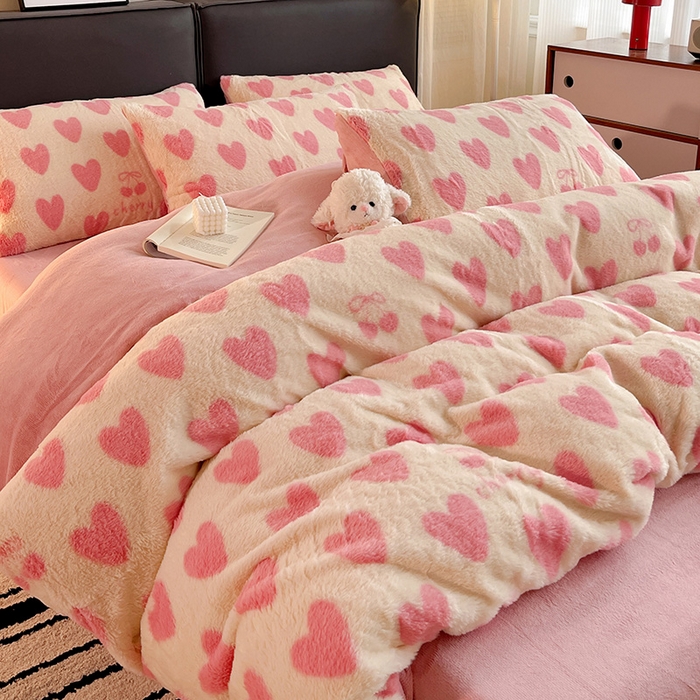 91家纺网 家纺一手货源 找家纺 金梦拉 2025直播爆款A类加厚兔绒印花系列四件套爱心粉