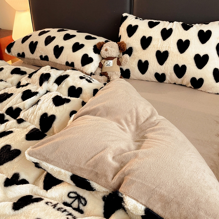 91家纺网 家纺一手货源 找家纺 金梦拉 2025直播爆款A类加厚兔绒印花系列四件套爱心咖