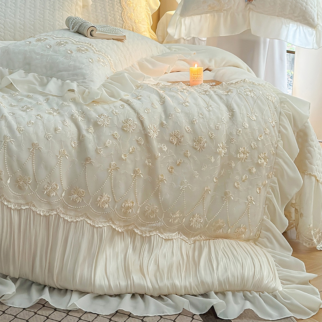 91家纺网 家纺一手货源 找家纺 乐朵家居 2025新款 左岸玫瑰 重工款 牛奶绒 夹棉床盖四件套（主推请询价）米白