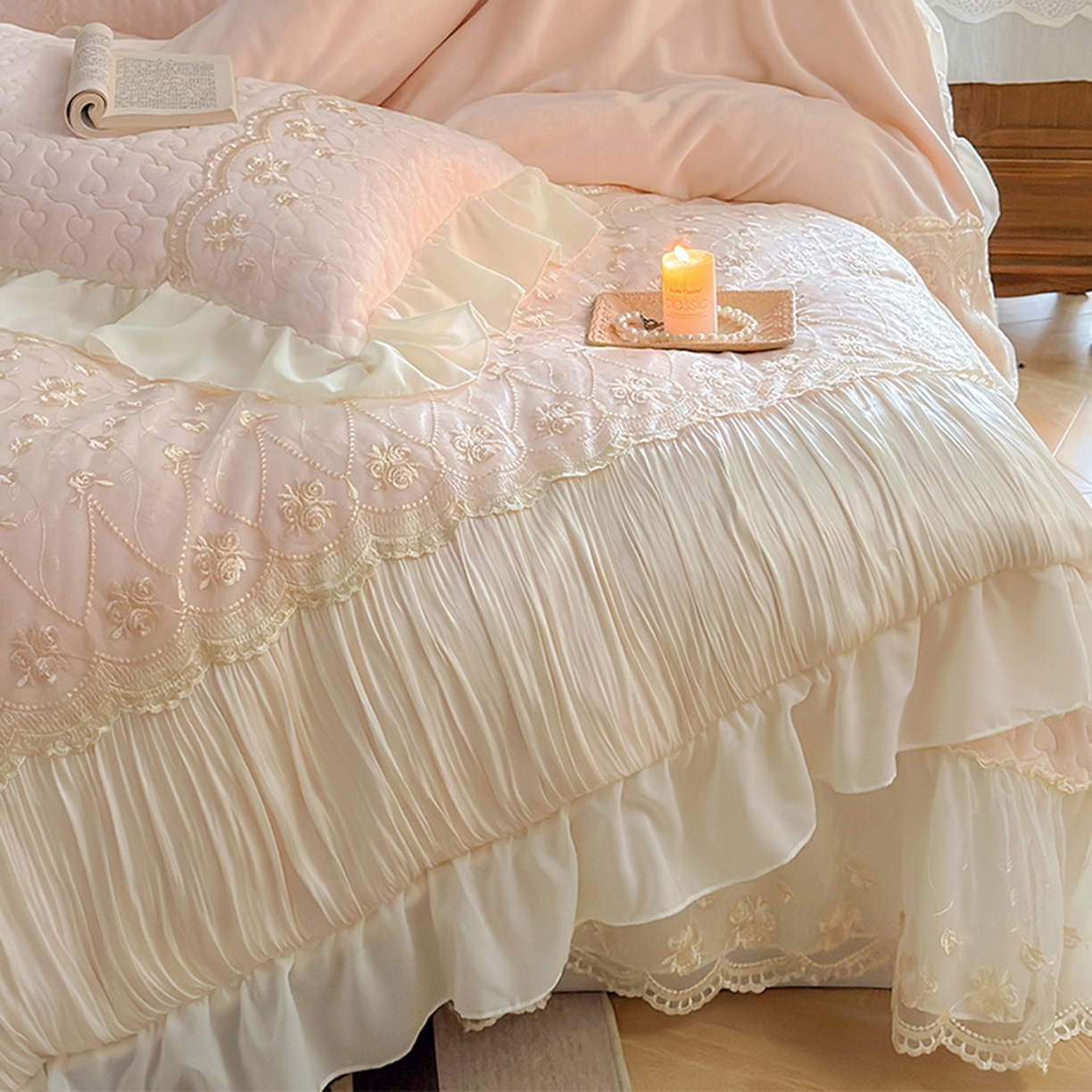 91家纺网 家纺一手货源 找家纺 乐朵家居 2025新款 左岸玫瑰 重工款 牛奶绒 夹棉床盖四件套（主推请询价）粉玉