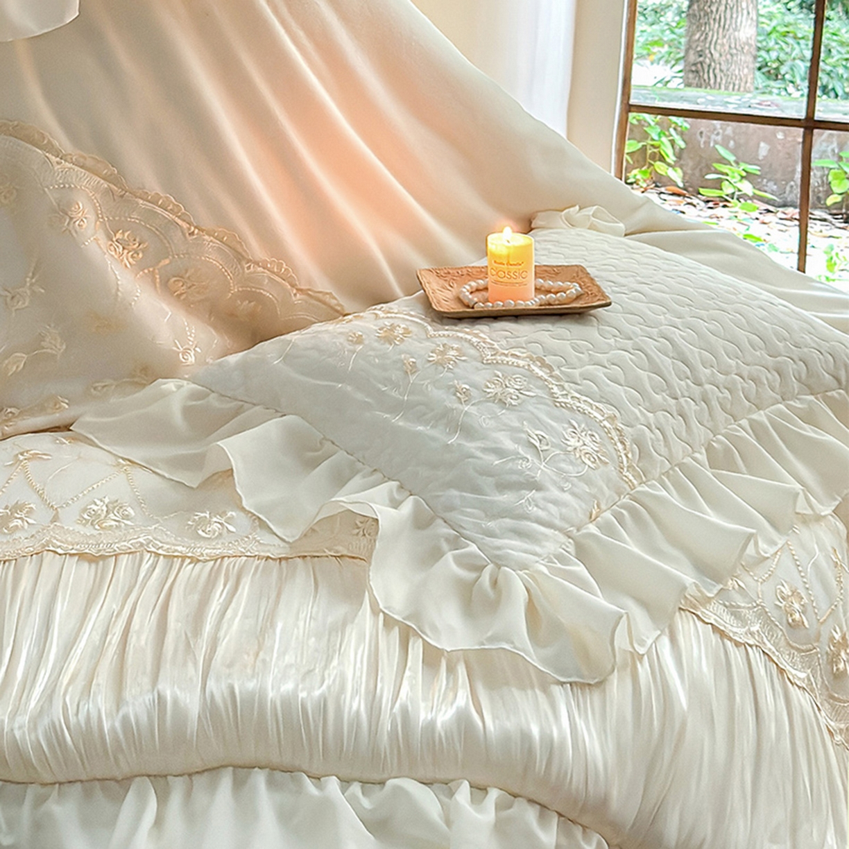 91家纺网 家纺一手货源 找家纺 乐朵家居 2025新款 左岸玫瑰 重工款 牛奶绒 夹棉床盖四件套（主推请询价）米白