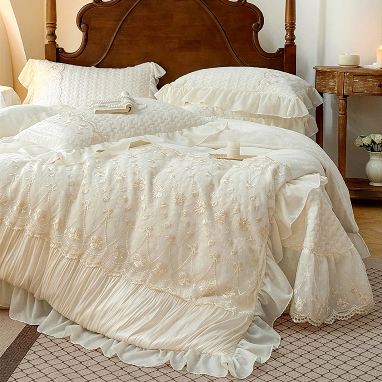 91家纺网 家纺一手货源 找家纺 乐朵家居 2025新款 左岸玫瑰 重工款 牛奶绒 夹棉床盖四件套（主推请询价）米白