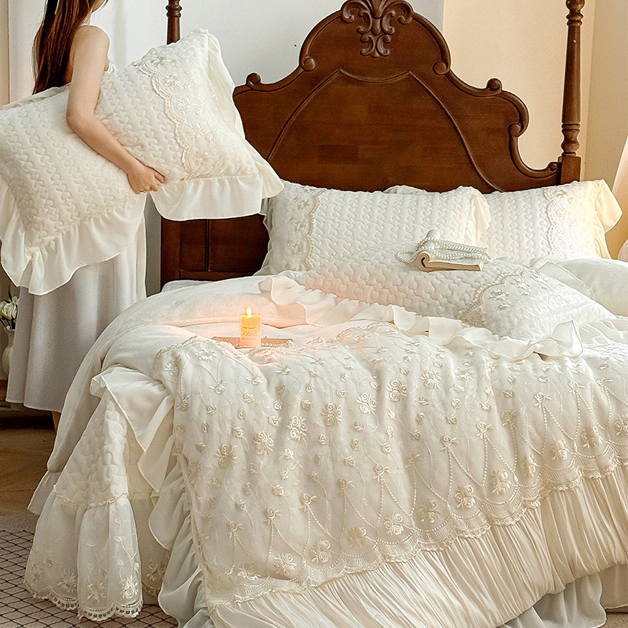 91家纺网 家纺一手货源 找家纺 乐朵家居 2025新款 左岸玫瑰 重工款 牛奶绒 夹棉床盖四件套（主推请询价）米白