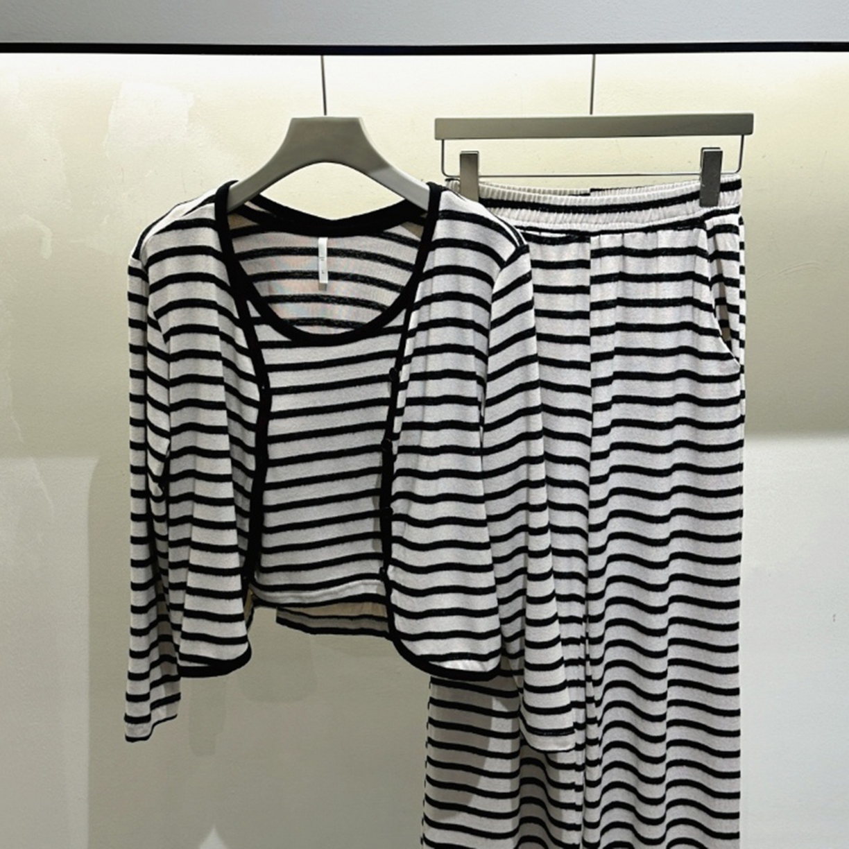 91家纺网 家纺一手货源 找家纺 （总）妍景家居生活馆 2025新款针织条纹三件套