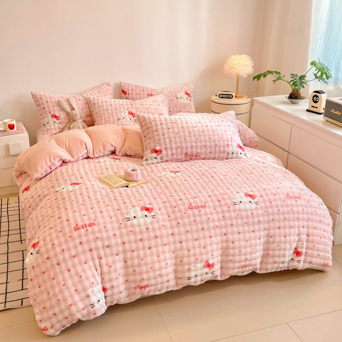 91家纺网 家纺一手货源 找家纺 柒月家居 2025新款时尚印花泡泡绒加厚保暖四件套套件 爱心KT猫