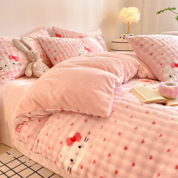 91家纺网 家纺一手货源 找家纺 柒月家居 2025新款时尚印花泡泡绒加厚保暖四件套套件 爱心KT猫