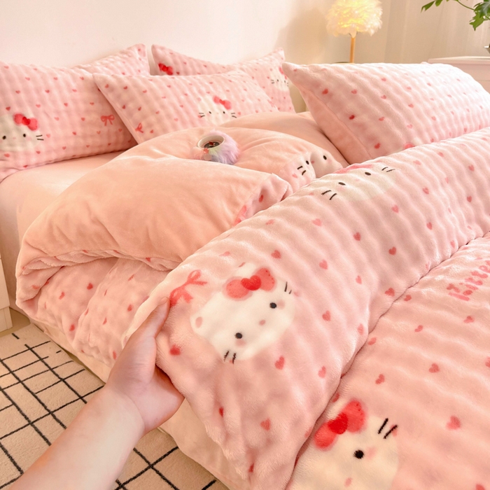 91家纺网 家纺一手货源 找家纺 柒月家居 2025新款时尚印花泡泡绒加厚保暖四件套套件 爱心KT猫