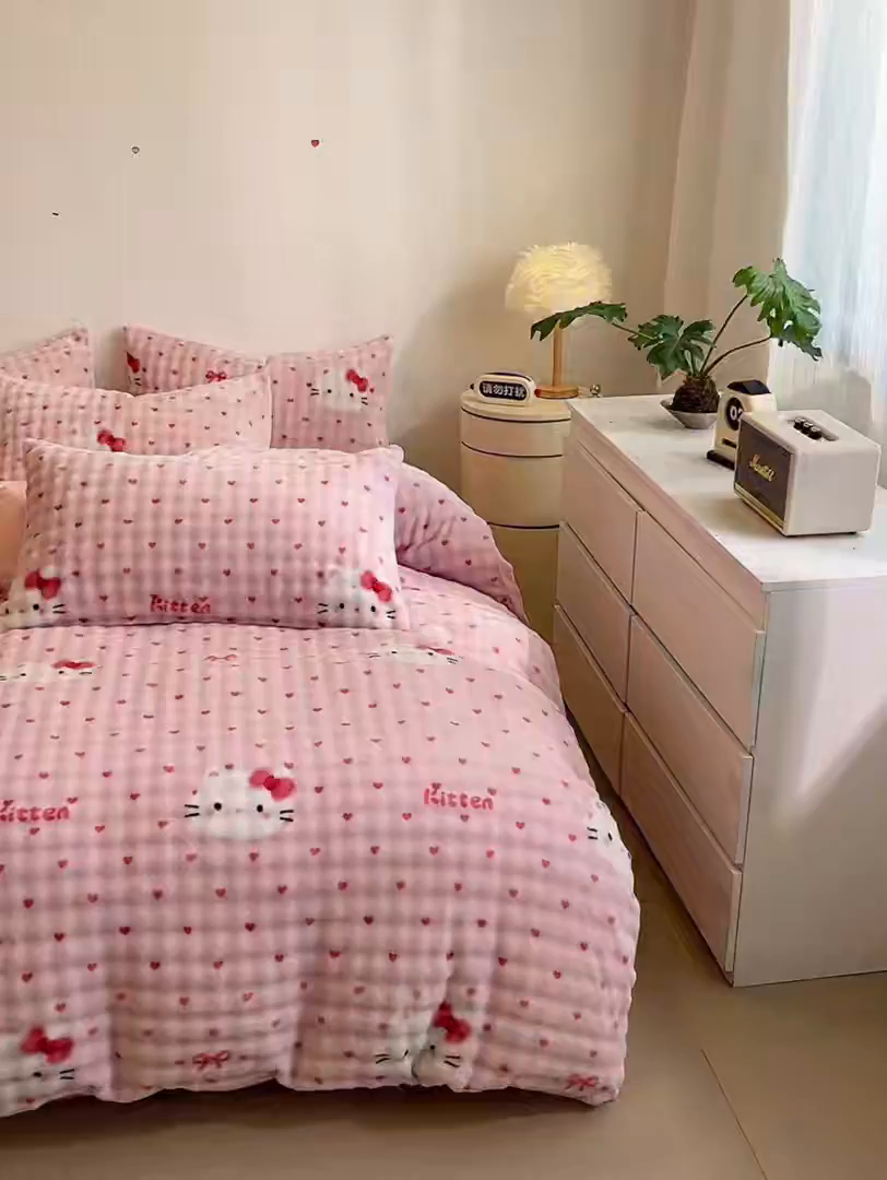 91家纺网 家纺一手货源 找家纺 柒月家居 2025新款时尚印花泡泡绒加厚保暖四件套套件 爱心KT猫