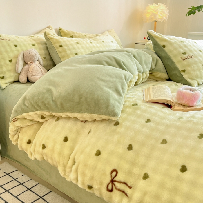 91家纺网 家纺一手货源 找家纺 柒月家居 2025新款时尚印花泡泡绒加厚保暖四件套套件 爱心绿