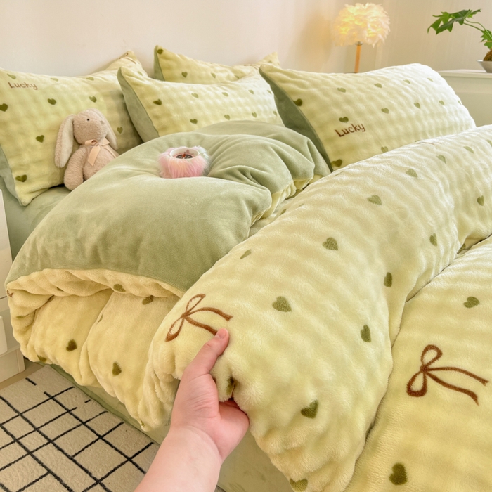 91家纺网 家纺一手货源 找家纺 柒月家居 2025新款时尚印花泡泡绒加厚保暖四件套套件 爱心绿