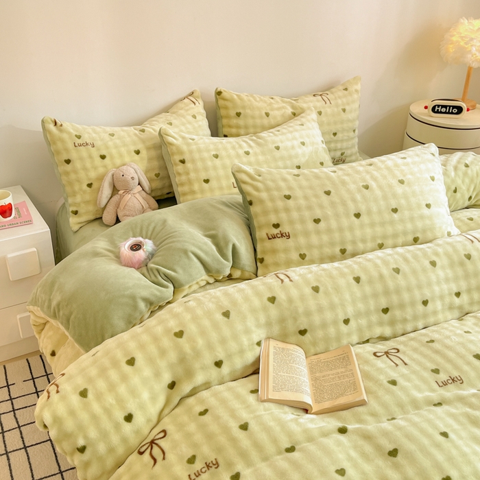 91家纺网 家纺一手货源 找家纺 柒月家居 2025新款时尚印花泡泡绒加厚保暖四件套套件 爱心绿