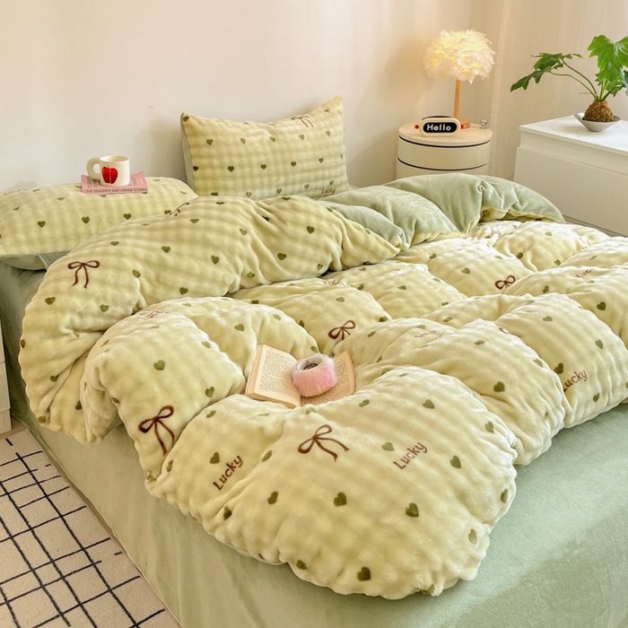 91家纺网 家纺一手货源 找家纺 柒月家居 2025新款时尚印花泡泡绒加厚保暖四件套套件 爱心绿