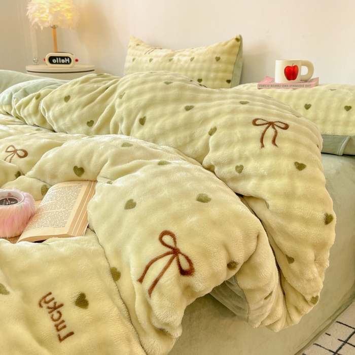 91家纺网 家纺一手货源 找家纺 柒月家居 2025新款时尚印花泡泡绒加厚保暖四件套套件 爱心绿