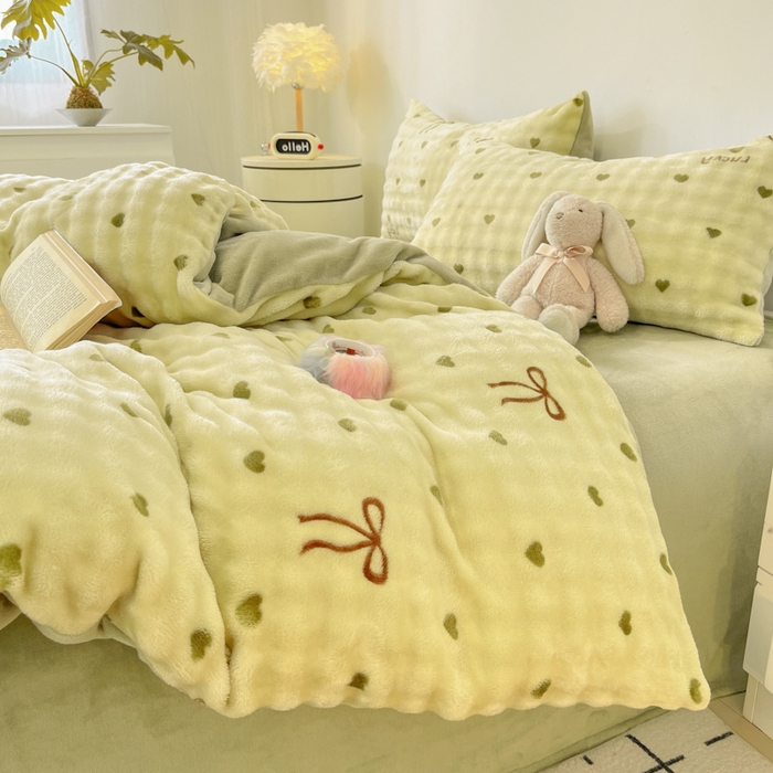 91家纺网 家纺一手货源 找家纺 柒月家居 2025新款时尚印花泡泡绒加厚保暖四件套套件 爱心绿