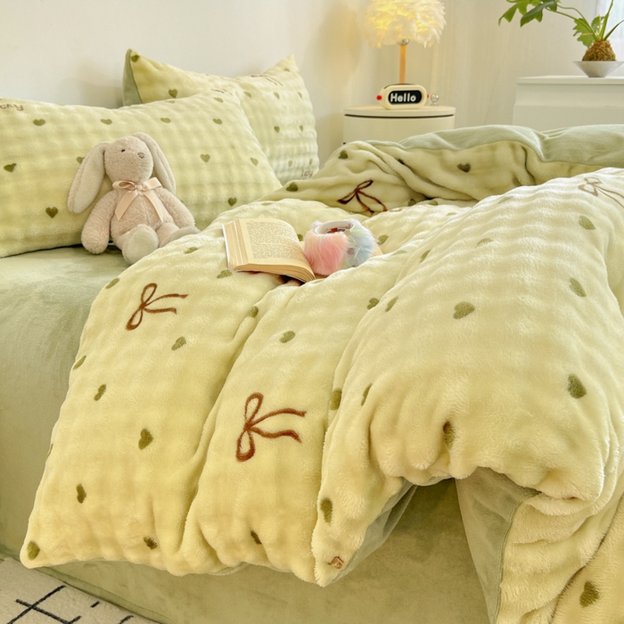 91家纺网 家纺一手货源 找家纺 柒月家居 2025新款时尚印花泡泡绒加厚保暖四件套套件 爱心绿