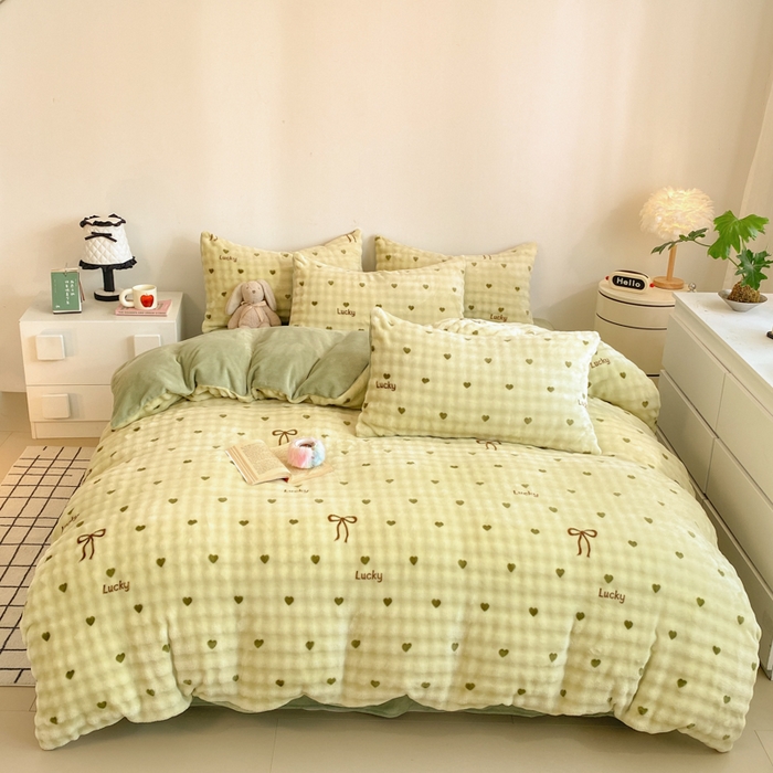 91家纺网 家纺一手货源 找家纺 柒月家居 2025新款时尚印花泡泡绒加厚保暖四件套套件 爱心绿