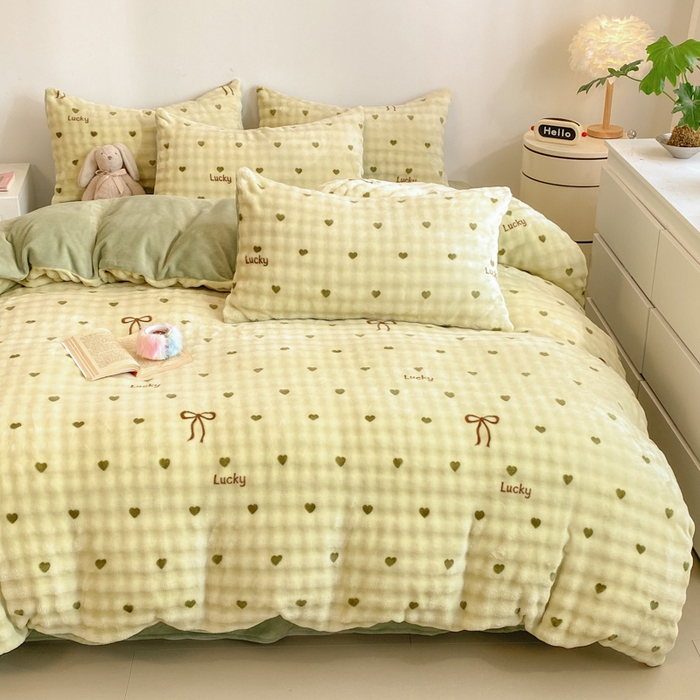 91家纺网 家纺一手货源 找家纺 柒月家居 2025新款时尚印花泡泡绒加厚保暖四件套套件 爱心绿