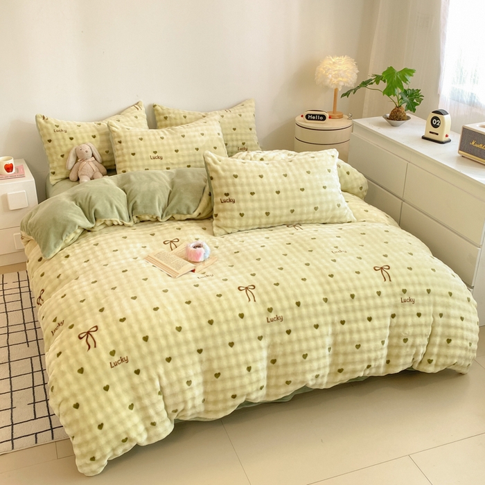 91家纺网 家纺一手货源 找家纺 柒月家居 2025新款时尚印花泡泡绒加厚保暖四件套套件 爱心绿