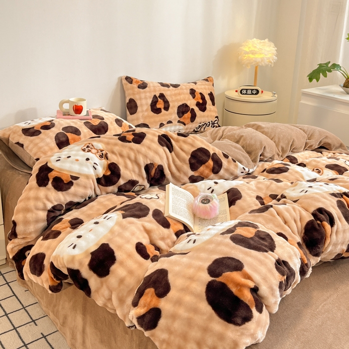 91家纺网 家纺一手货源 找家纺 柒月家居 2025新款时尚印花泡泡绒加厚保暖四件套套件 豹纹猫咪