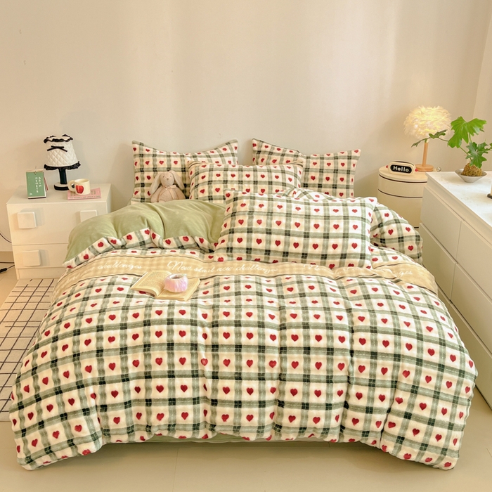 91家纺网 家纺一手货源 找家纺 柒月家居 2025新款时尚印花泡泡绒加厚保暖四件套套件 格格红心