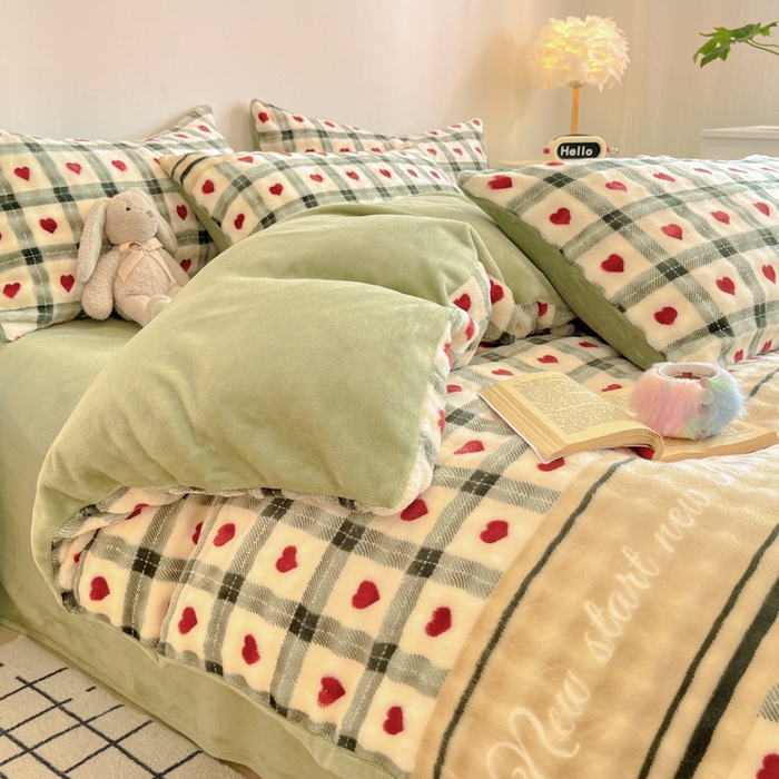 91家纺网 家纺一手货源 找家纺 柒月家居 2025新款时尚印花泡泡绒加厚保暖四件套套件 格格红心