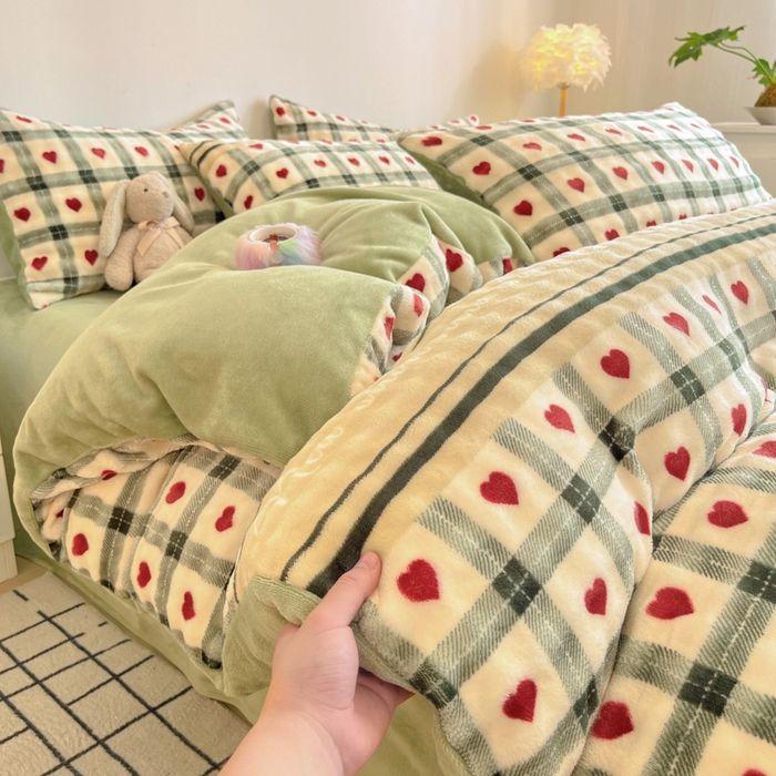 91家纺网 家纺一手货源 找家纺 柒月家居 2025新款时尚印花泡泡绒加厚保暖四件套套件 格格红心