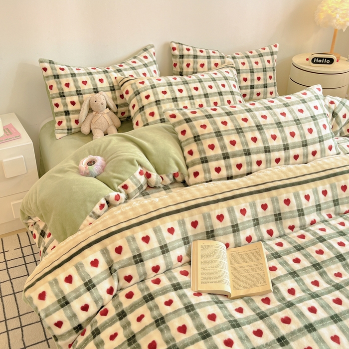 91家纺网 家纺一手货源 找家纺 柒月家居 2025新款时尚印花泡泡绒加厚保暖四件套套件 格格红心