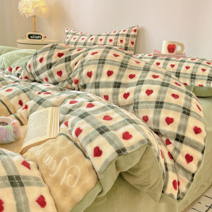 91家纺网 家纺一手货源 找家纺 柒月家居 2025新款时尚印花泡泡绒加厚保暖四件套套件 格格红心