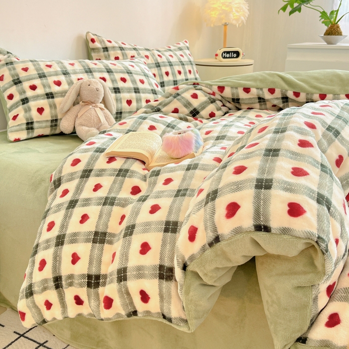 91家纺网 家纺一手货源 找家纺 柒月家居 2025新款时尚印花泡泡绒加厚保暖四件套套件 格格红心