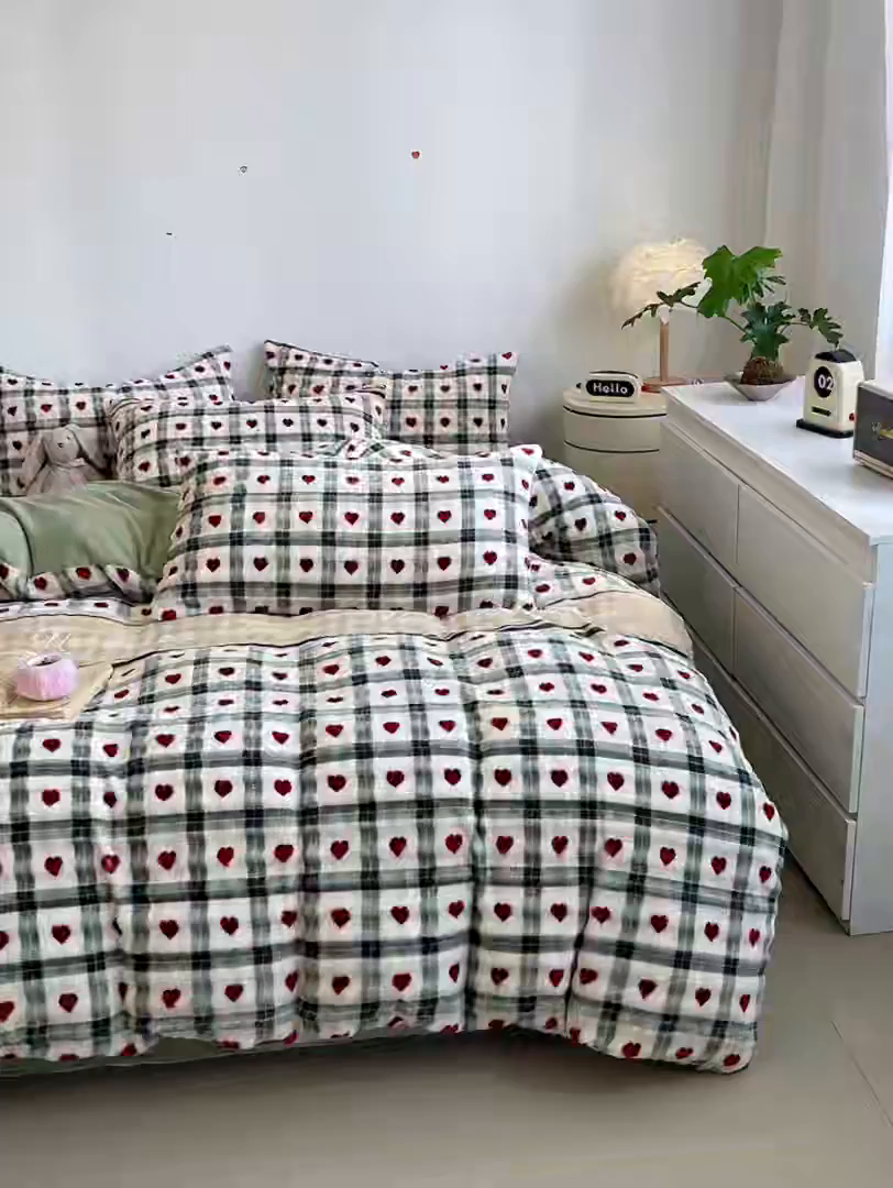 91家纺网 家纺一手货源 找家纺 柒月家居 2025新款时尚印花泡泡绒加厚保暖四件套套件 格格红心