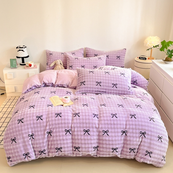 91家纺网 家纺一手货源 找家纺 柒月家居 2025新款时尚印花泡泡绒加厚保暖四件套套件 蝴蝶结紫